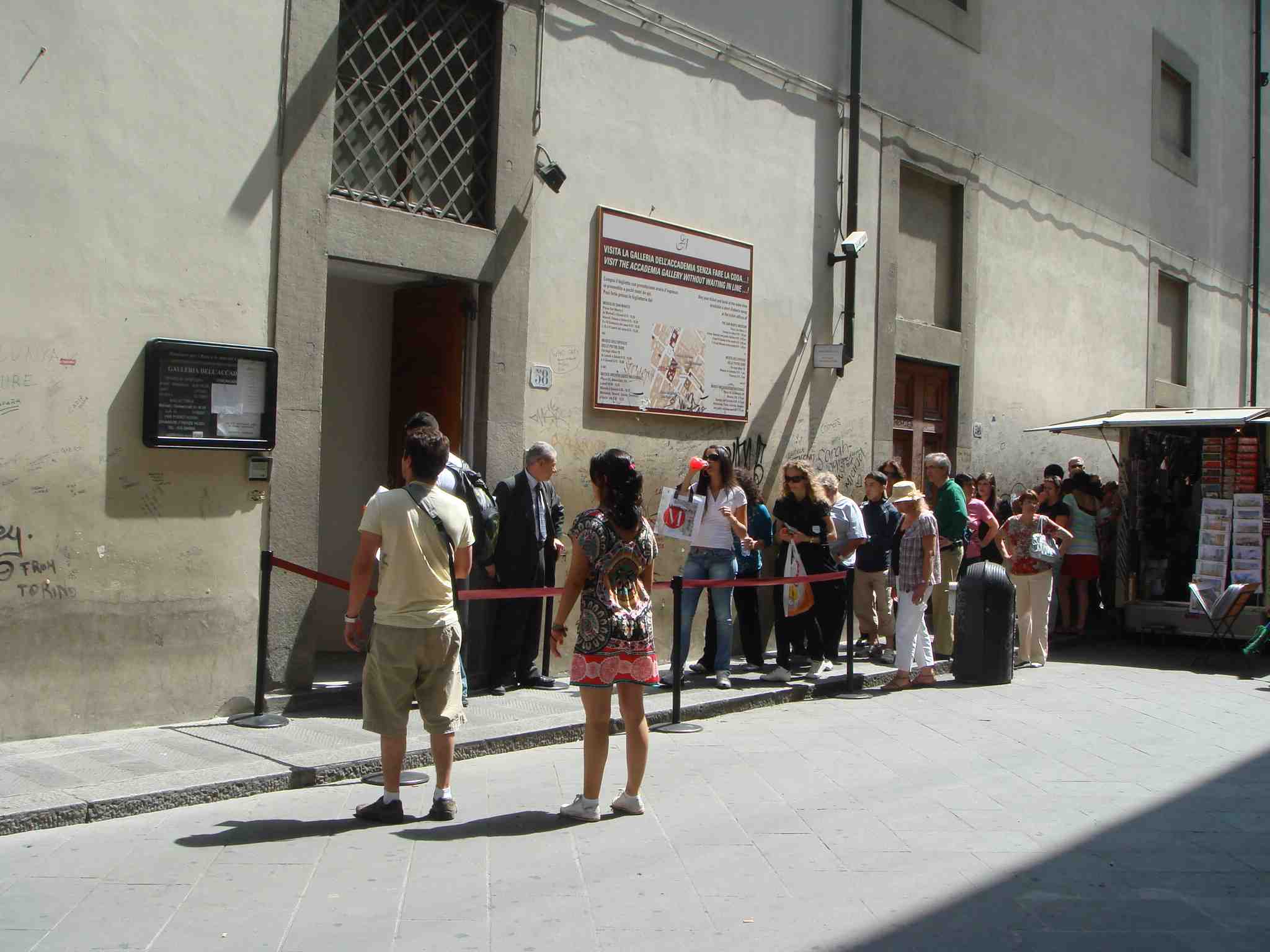 アカデミア美術館。館内の人数を制御しているため、行列が出来る。そんなに長くは待たなくて、入場出来た。